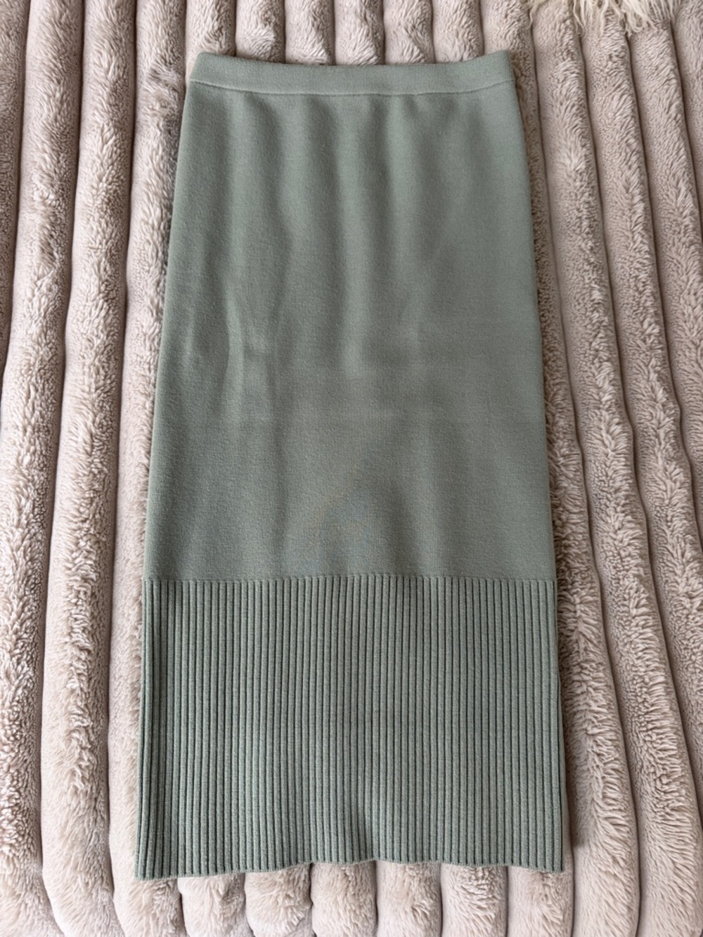 Alice + Olivia Sage Green Cropped V-Neck Cardigan and skirt set - Picture 3 of 5